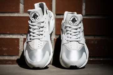 Nike-Wmns-HuaracheRun-Bone-002