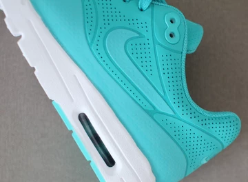 nike-am1ultramoire-002