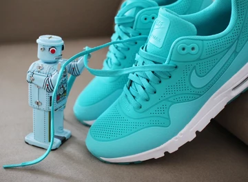 nike-am1ultramoire-00