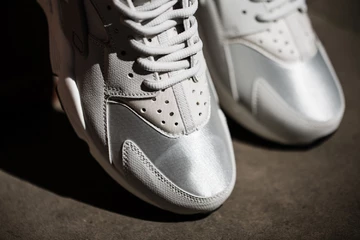 Nike-Wmns-HuaracheRun-Bone-003