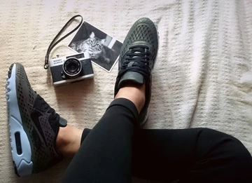 nike-air-max-90-holographic-2