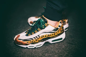 4not-just-shoes-on-feet-knucker-kane-holz