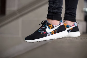 Nike-Wmns-Roshe-Run-Print-Black-Pack-1