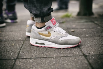 29afew-koi-club-on-feet-knuckler