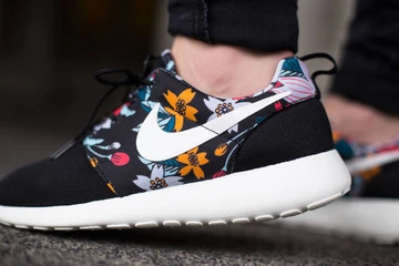 Nike-Wmns-Roshe-Run-Print-Black-Pack-2