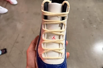 Nike Air Jordan 11 Rare Air von vorne