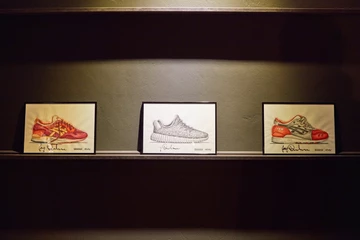 Joy Denalane x farbtrieb - Versteigerung signierter Sneaker-Kunstwerke bei eBay