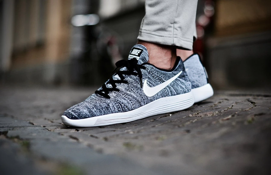 Nike lunar hot sale flyknit oreo