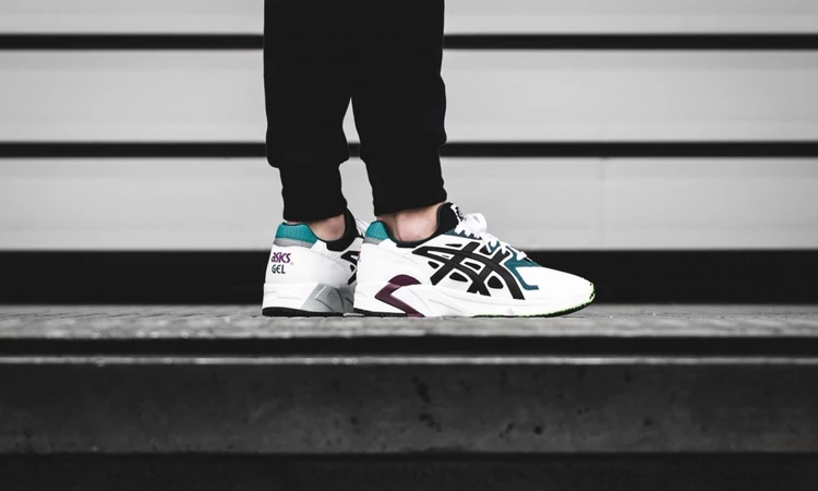 asics-gel-ds-trainer-og-weiss-gruen-h704y-0190-mood-1