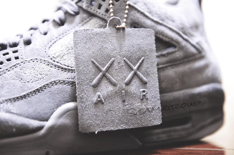 Nike Air Jordan 4 x KAWS | Dead Stock