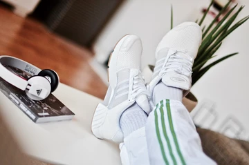 Outfit: adidas ClimaCool White/Gum x adidas SB Hélas Tennis Collection