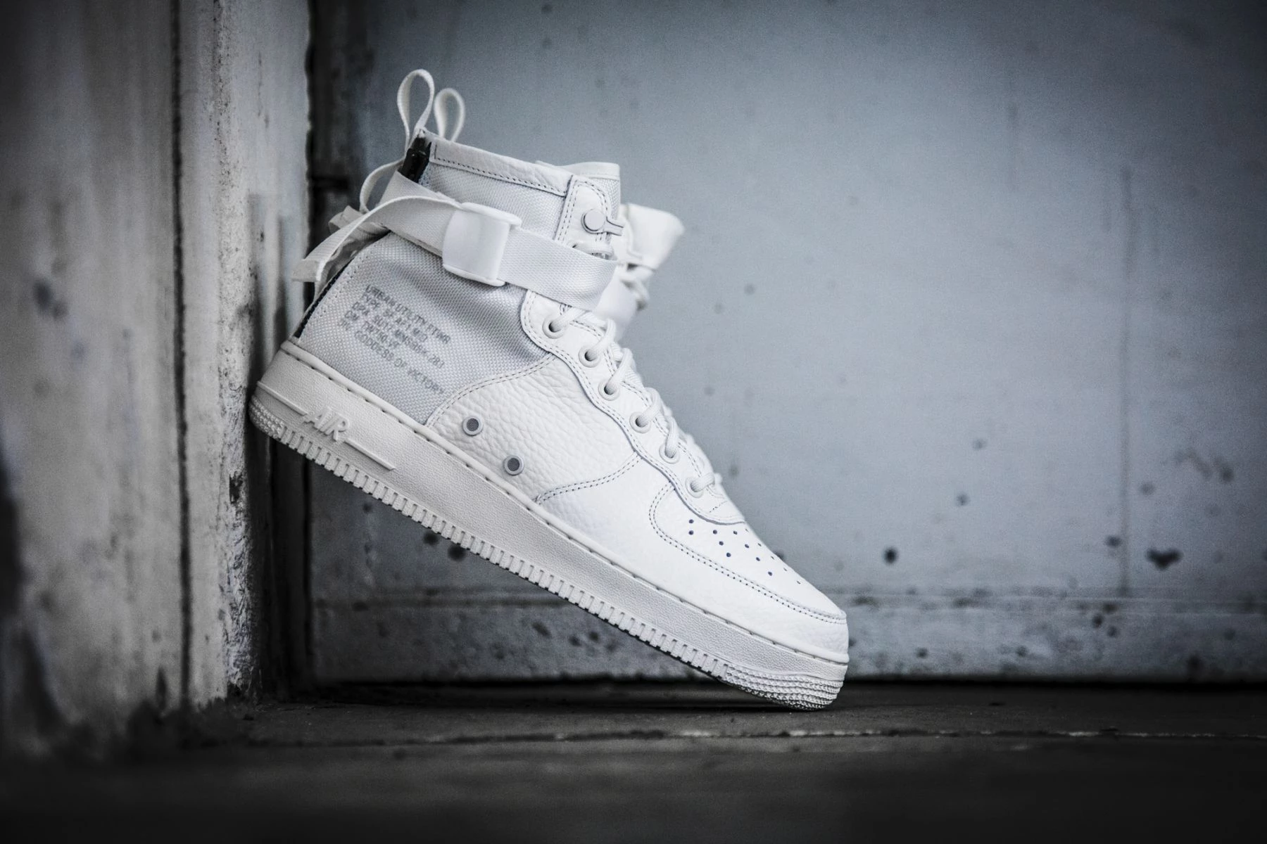 Nike SF AF1 Mid Ivory Dead Stock