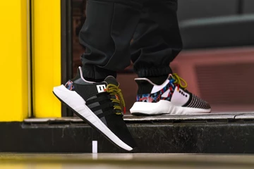 Der adidas EQT Support 93/Berlin im BVG-Sitzmuster