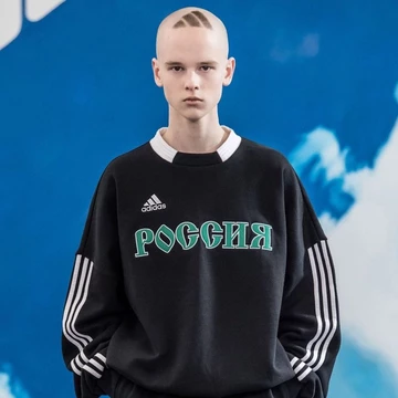 Der Junge mit dem adidas Logo auf dem Kopf