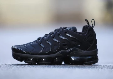 Nike Vapormax Plus Triple Black - first look