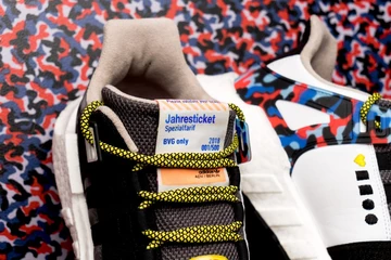 Der adidas EQT Support 93/Berlin im BVG-Sitzmuster
