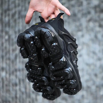 Nike Vapormax Plus Triple Black - first look