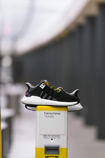 Der adidas EQT Support 93/Berlin im BVG-Sitzmuster