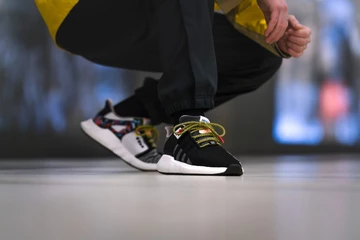 Der adidas EQT Support 93/Berlin im BVG-Sitzmuster