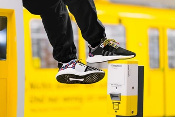 Der adidas EQT Support 93/Berlin im BVG-Sitzmuster