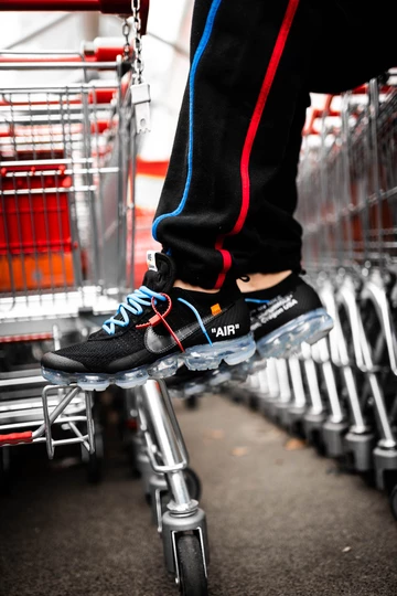 OFF-WHITE x Nike Air VaporMax Black - on feet
