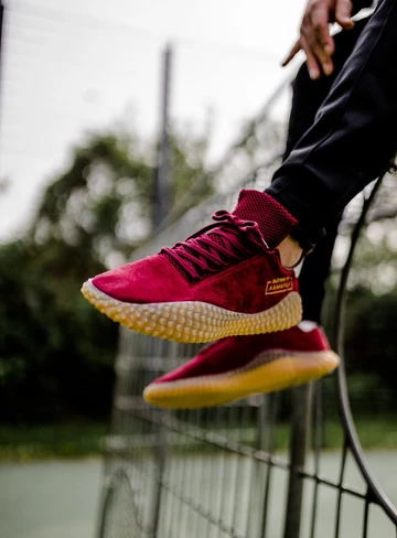 Am Fuß: adidas Kamanda Burgundy