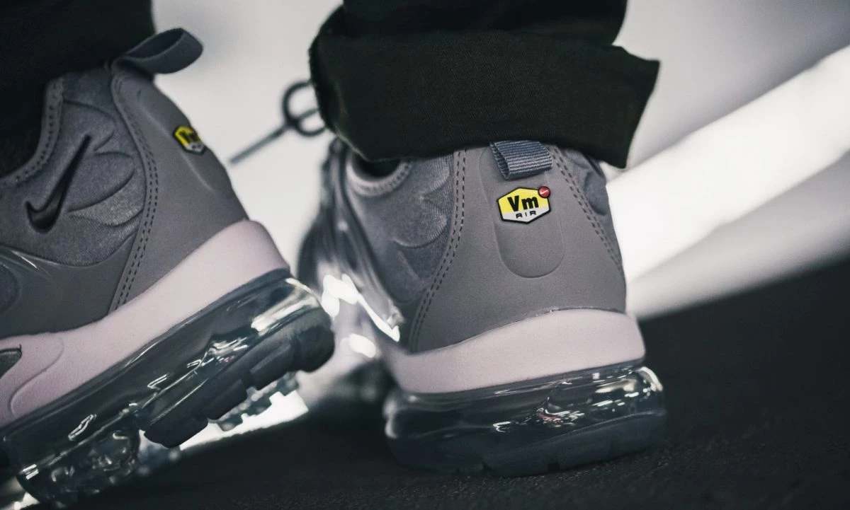 Nike Air VaporMax Plus Silver Grey Gradient Sneaker 924463-007 Mens Shoe Size 13 Nike Air Vapormax Plus Wolf Grey Gradient Athletic Shoes  main image 2