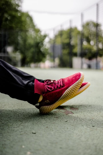 Am Fuß: adidas Kamanda Burgundy