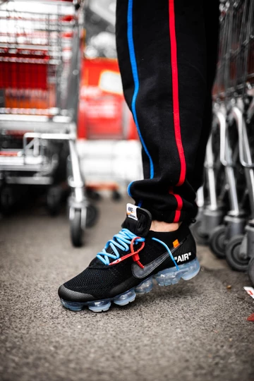 OFF-WHITE x Nike Air VaporMax Black - on feet