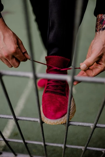 Am Fuß: adidas Kamanda Burgundy