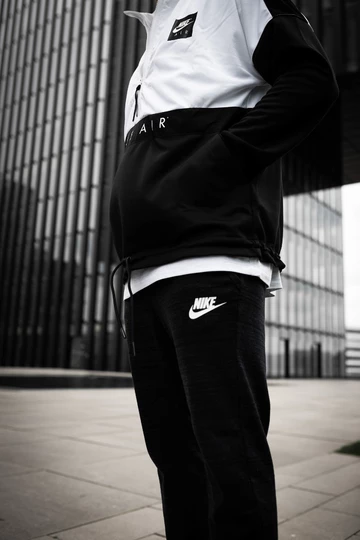 Outfit: Nike Sportswear x Air Max 1 Grey/Black
