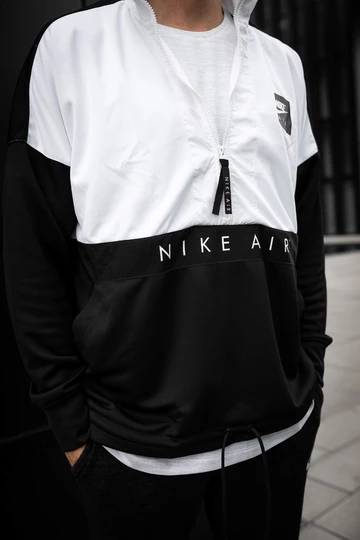 Outfit: Nike Sportswear x Air Max 1 Grey/Black