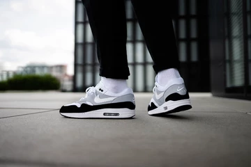 Outfit: Nike Sportswear x Air Max 1 Grey/Black