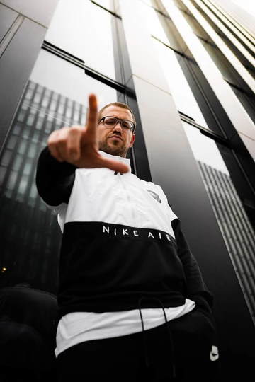 Outfit: Nike Sportswear x Air Max 1 Grey/Black