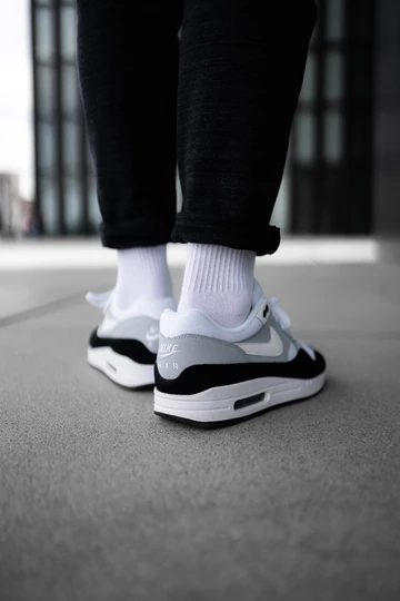 Outfit: Nike Sportswear x Air Max 1 Grey/Black