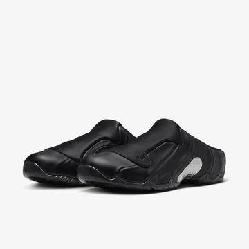 Nike Clogposite Triple Black Paar seitlich