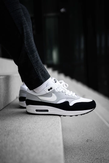 Outfit: Nike Sportswear x Air Max 1 Grey/Black