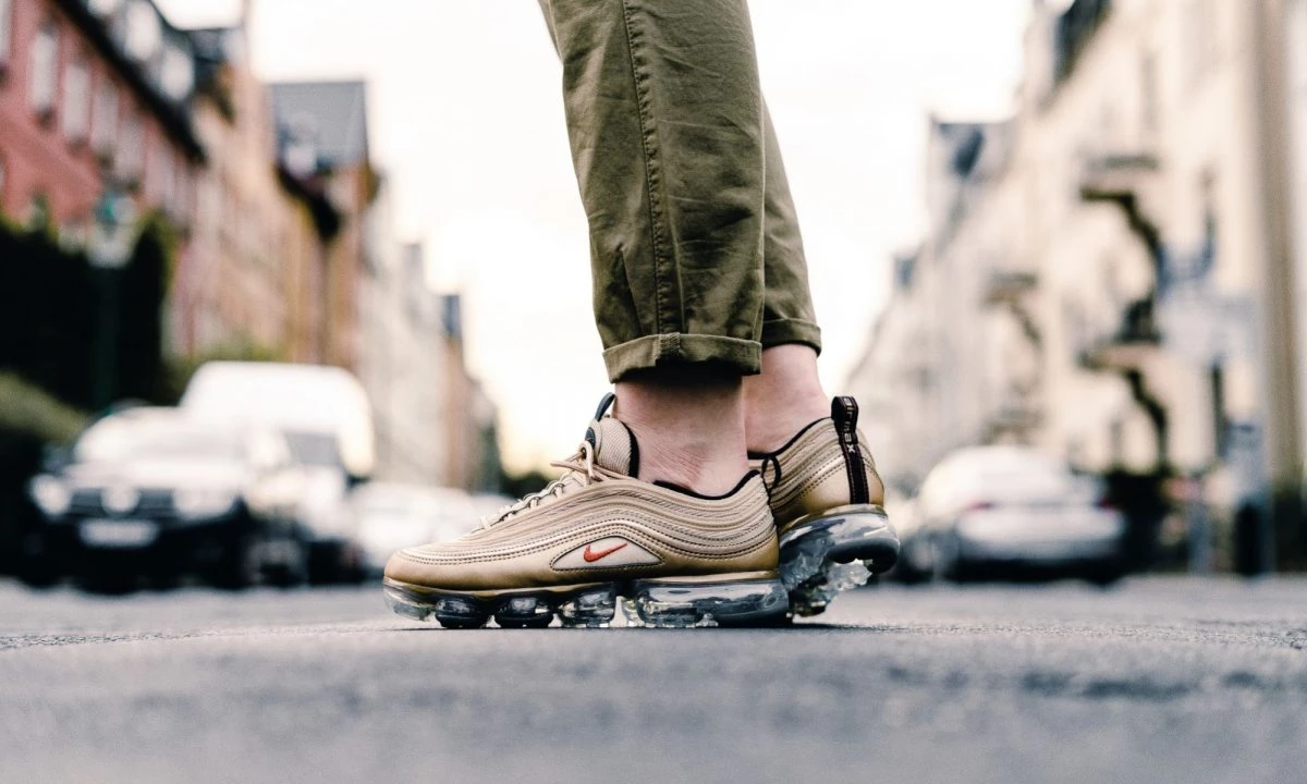 Nike WMNS Air VaporMax 97 Gold AO4542 902 Dead Stock