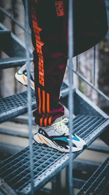 Wie fällt der adidas Yeezy Boost 700 Wave Runner aus?