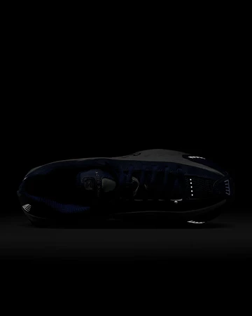 Nike Shox R4 Blue Void im Dunklen