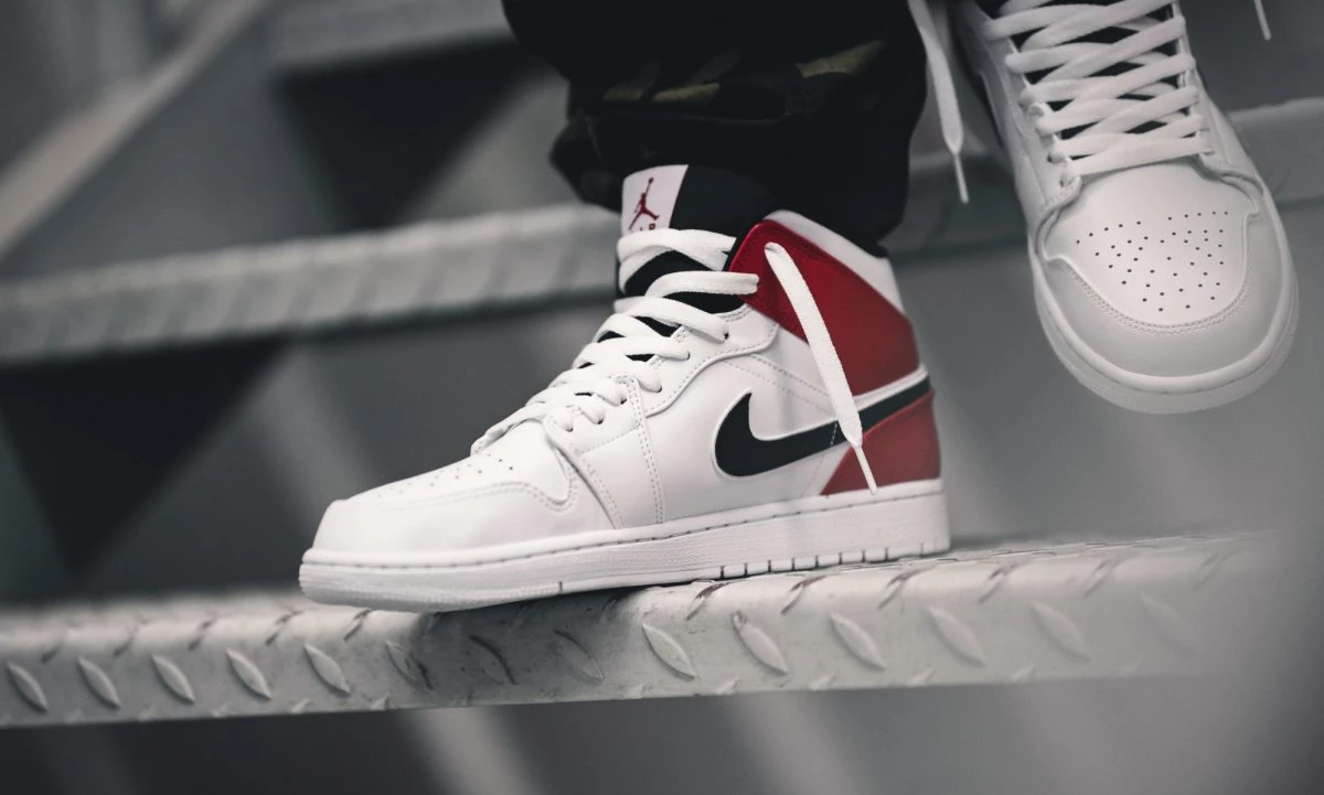 Nike Air Jordan 1 Mid Gym Red 554724-116 | Dead Stock