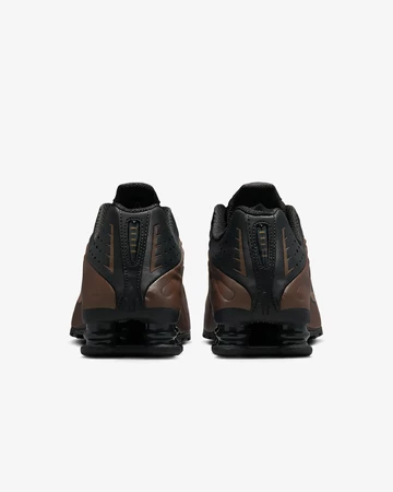 Nike Shox R4 Off Noir von hinten