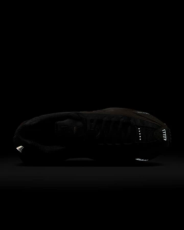 Nike Shox R4 Off Noir im Dunkeln