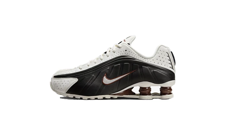 Der Nike Shox R4 Sail Fauna Brown von der Seite auf weißem Hintergrund