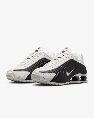 Nike Shox R4 Sail Fauna Brown Paar von der Seite
