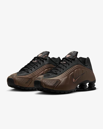 Nike Shox R4 Off Noir schräg frontal