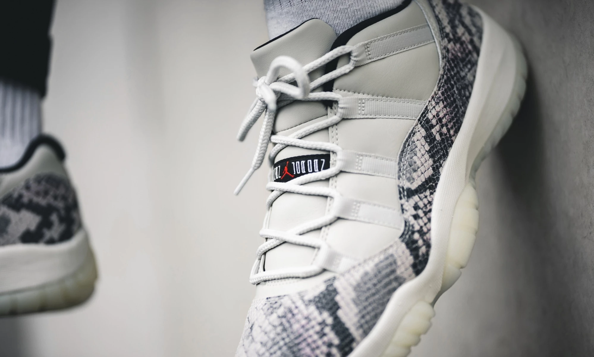 Air jordan 11 low snakeskin light bone online