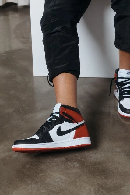 Nike Air Jordan 1 Satin Black Toe Dead Stock