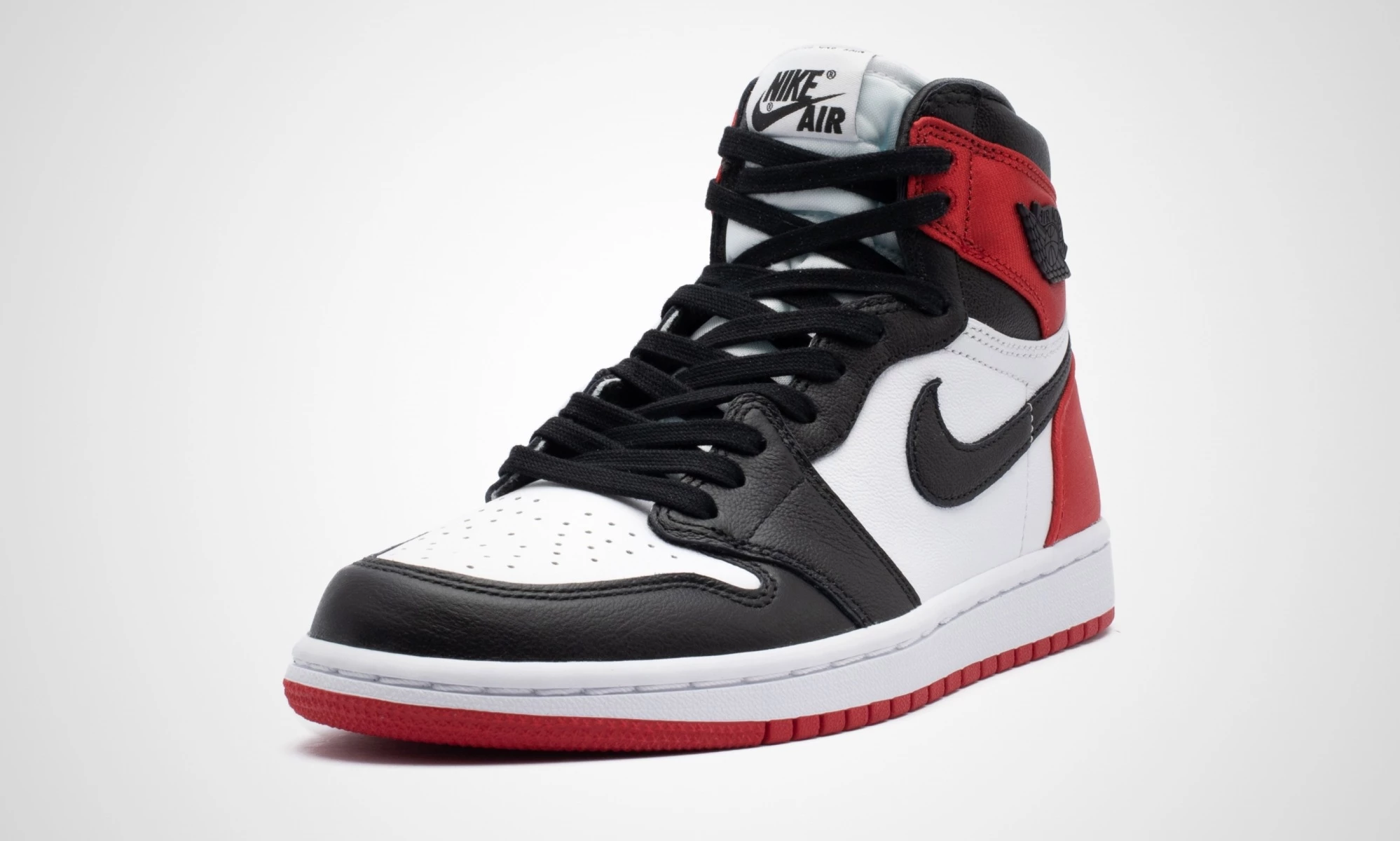 Nike WMNS Air Jordan 1 Satin Black Toe Dead Stock