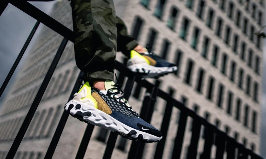 Nike React Sertu Black Volt AT5301 002 Dead Stock